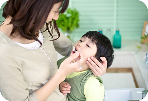 お子さんに仕上げ磨きをする